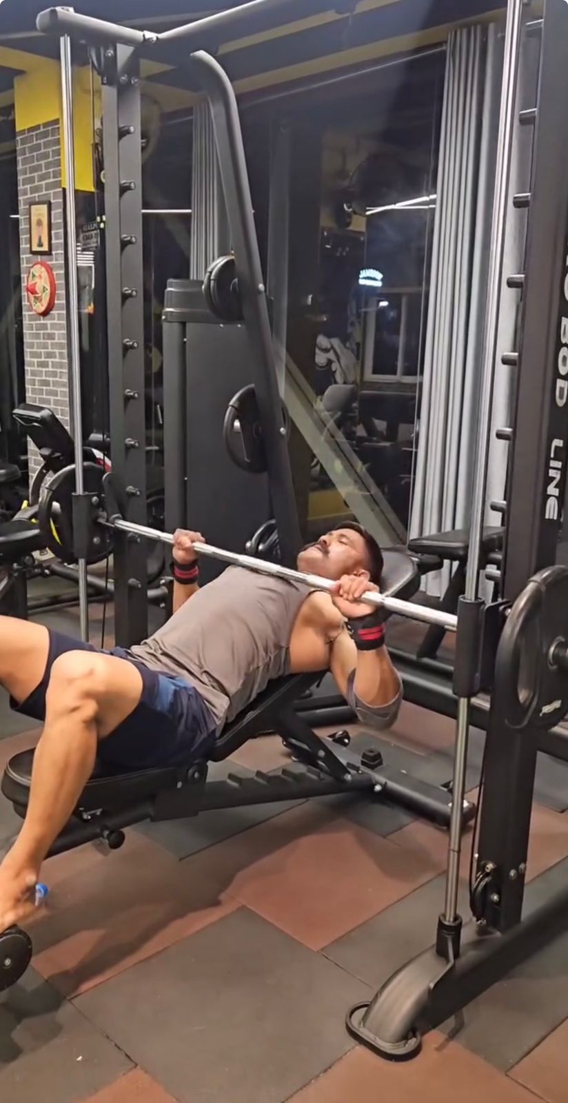 Incline barbell press on the Smith machine