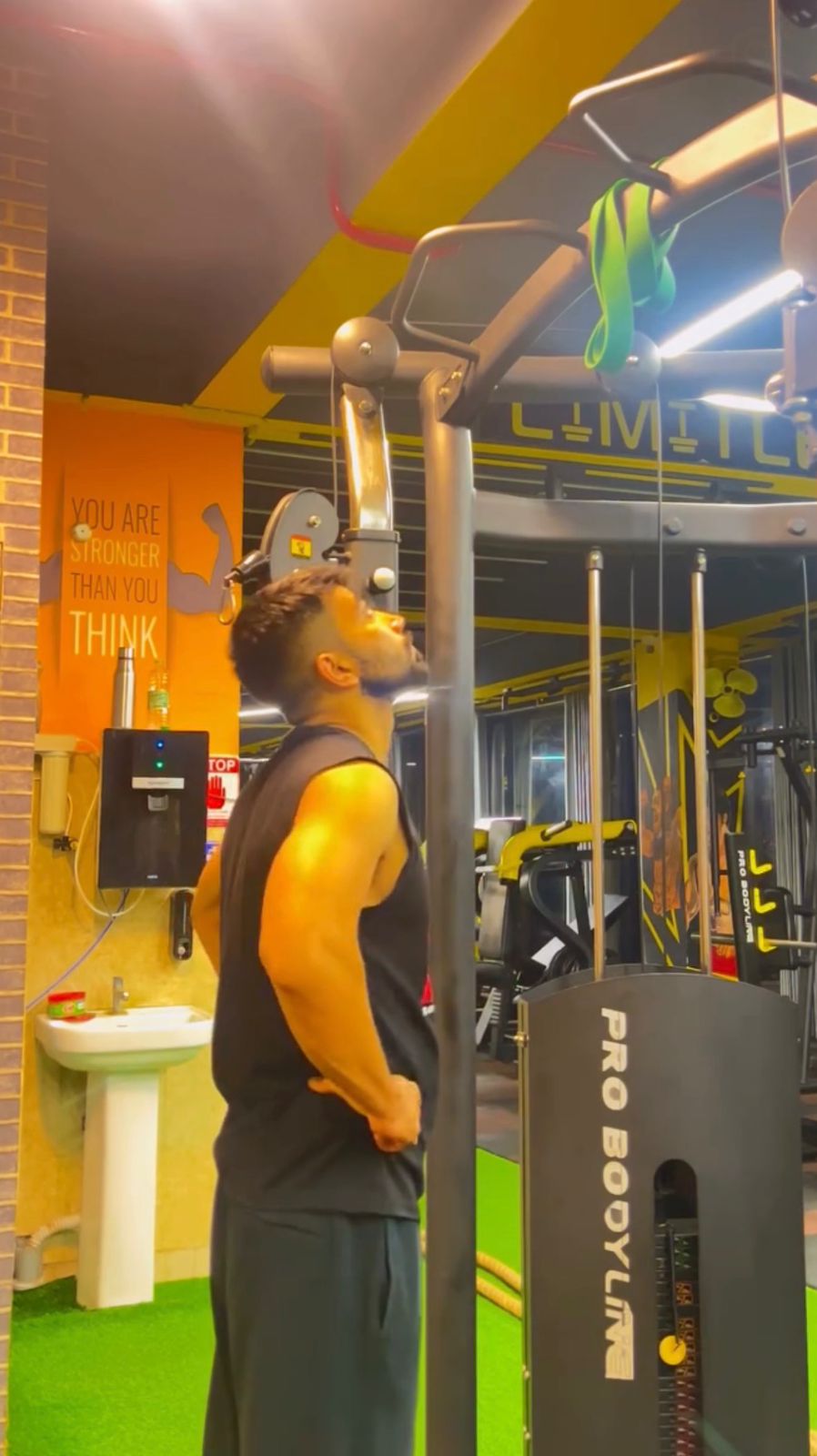 Member training on the lat pulldown