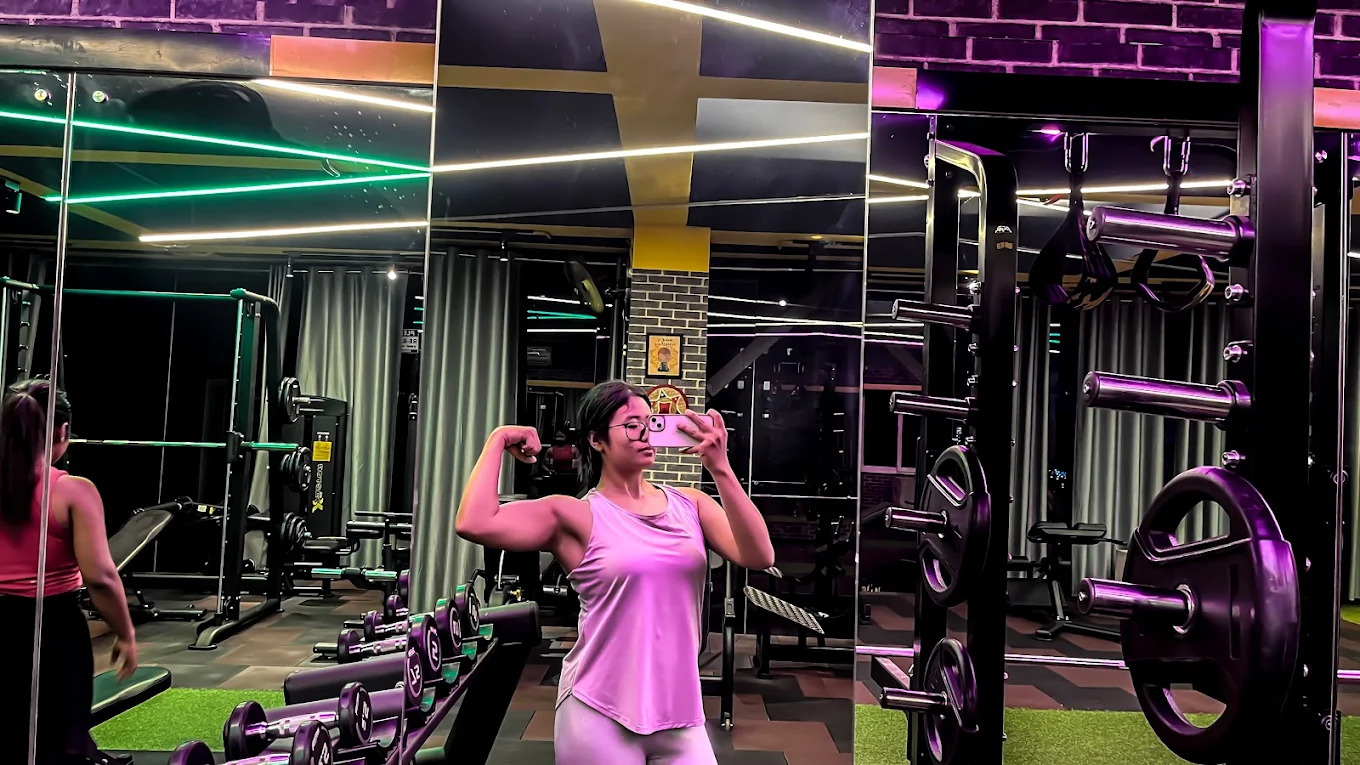 Member training in front of mirrors